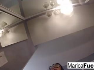 Marica hase in beguiling lingerie masturbeert in de spiegel