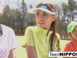 Pleasant 亞洲人 青少年 女孩 玩 一 遊戲 的 條 高爾夫球: 高清晰度 成人 夾 0e