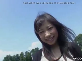 Adorable asiatique fille se propage jambes en plein air pour agréable doigt.