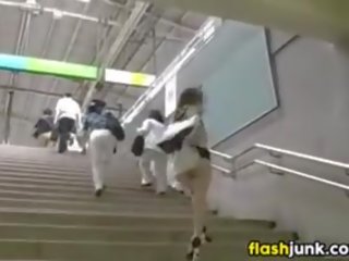Японська дочка голий в публічний на a subway