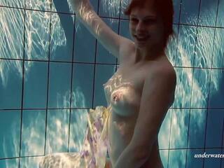 Nudista adolescente disfruta desnuda nadando y siendo libidinoso