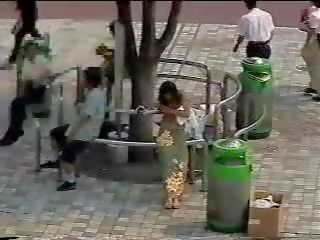 Changing в в вулиця - японська дівчина в публічний перший частина