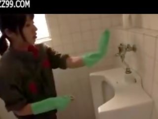 Mosaic: erotisch cleaner geeft geek pijpen in lavatory 01