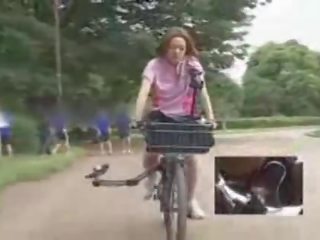 Japonesa mestra masturbava enquanto a montar um specially modified adulto vídeo filme bike!