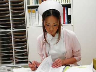 Aziatike infermiere duke të saj e lagur rozë pidh checked jashtë: e pisët kapëse film film 0a