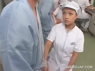Fies asiatisch krankenschwester reiben sie patienten verhungert johnson