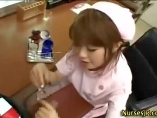Azjatyckie włochate pielęgniarka na ręcznym i wytrysk