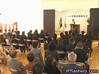 Japoneze seductress gjatë graduation