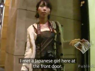Japonesa chica folla enorme pájaro carpintero a desconocido en europa
